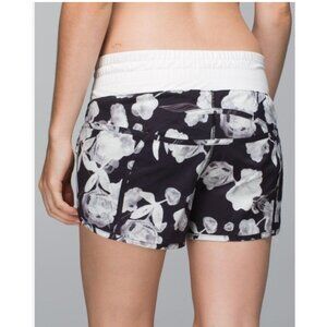 Lululemon Tracker Shorts Inky Floral Black Ghost Womens 4 Black Lined Gym